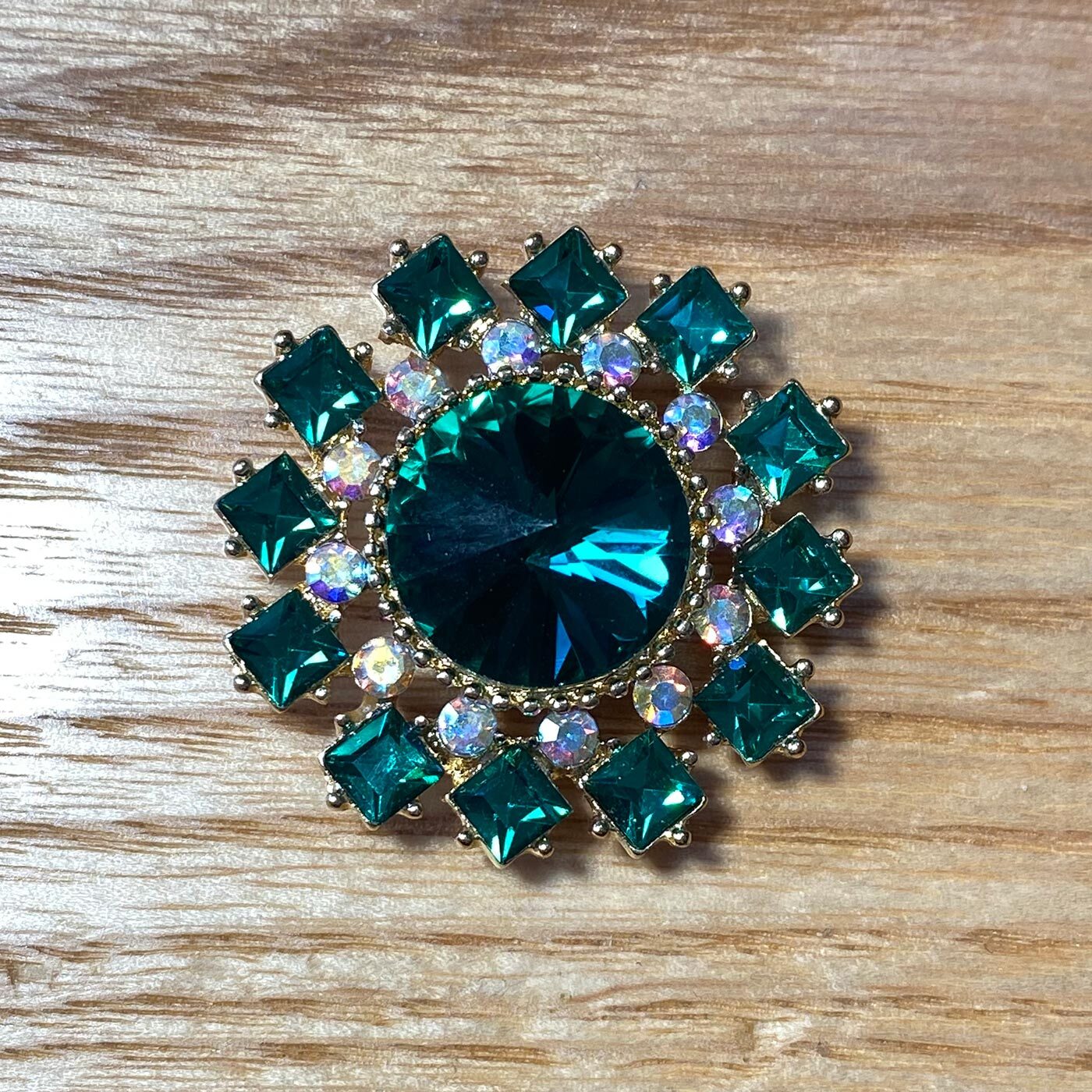 Magnetic-Shawl-Pin-Emerald-Beauty